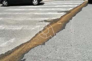 Aguas sucias salen a la calle desde un edificio en Los Llanos (Foto TA)